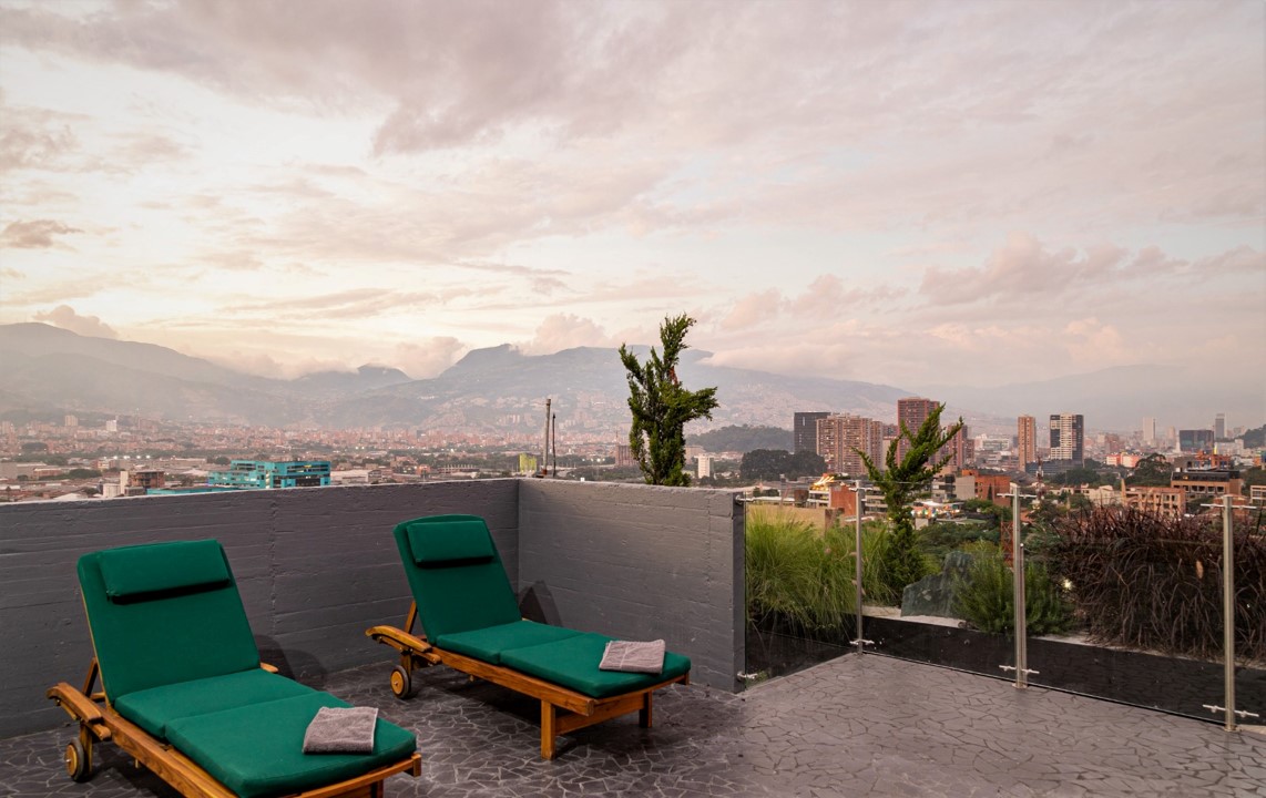 Relaxing pool on the terrace of Hotel Medellin Nido Sky with views of the city of Medellín